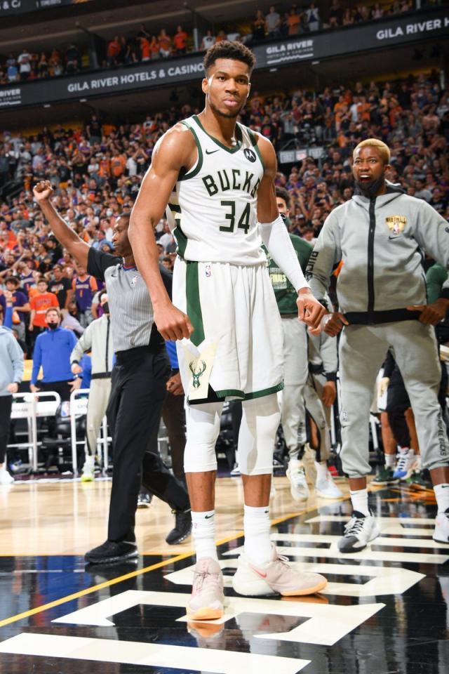 开云体育官网-忘记三分和中投!字母哥提醒你制霸篮下永不过时